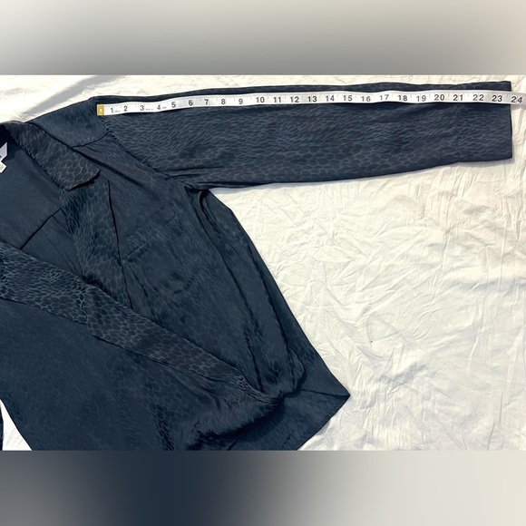 BB Dakota Women's Dark Blue & Black Patterned Wrap Blouse Size Medium - Picture 6 of 15